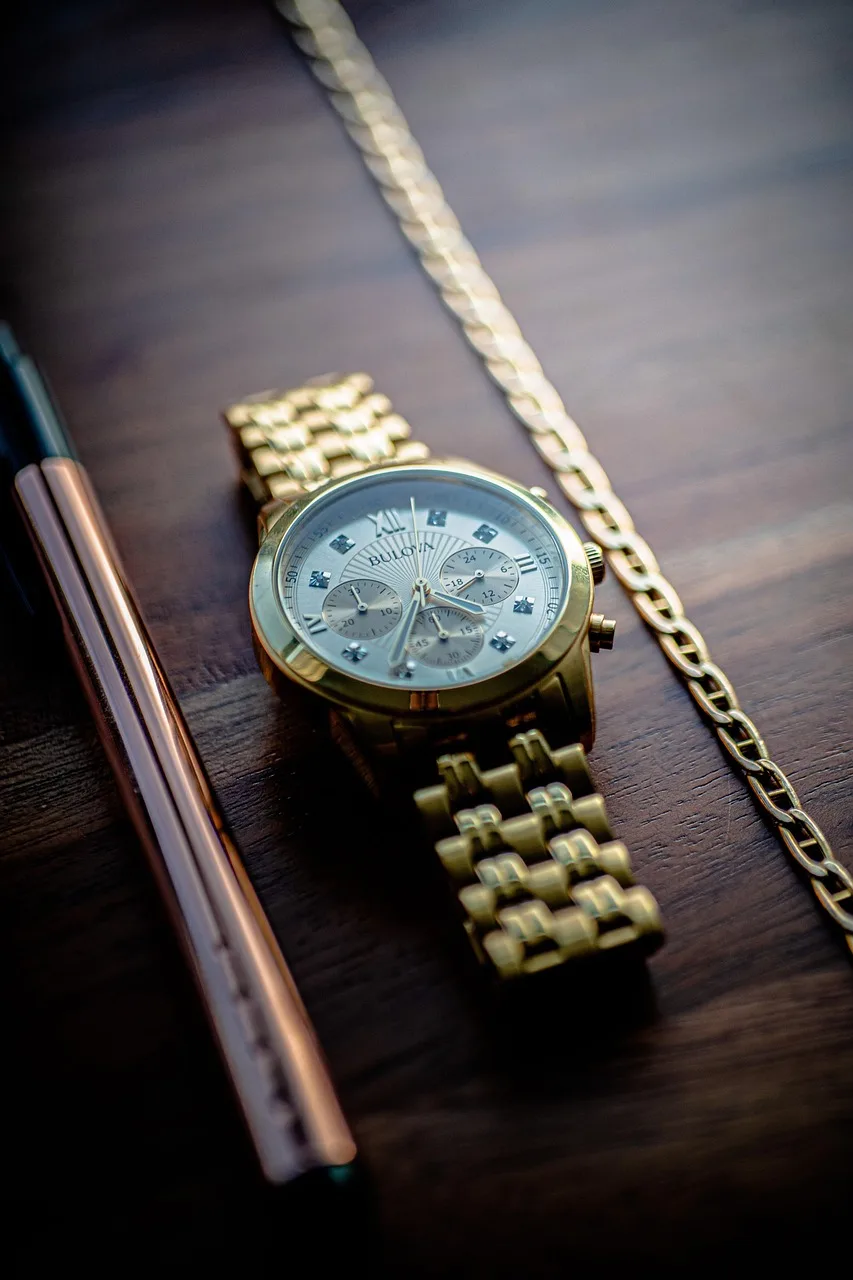 Altın Rolex saat ve zincir fotoğrafı