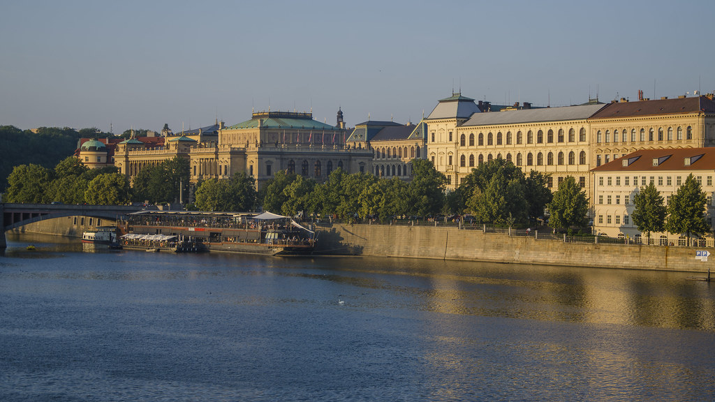 Altın saatte Vltava nehri kenarında tarihi Prag binaları ve görkemli mimari