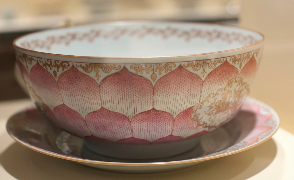 Altın Yaldızlı Pembe Lotus Desenli İnce Porselen Kase ve Tabağı