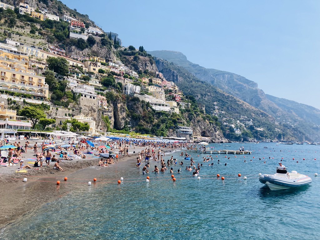 Amalfi Kıyısı Positano'nun Berrak Sularında Renkli Evler ve Kalabalık Yaz Plajı