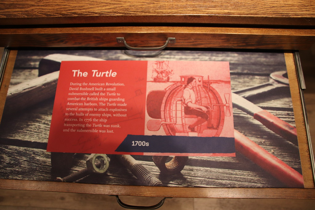Amerikan Devrimi'ndeki ilk denizaltı Turtle'ı tanıtan müze bilgi paneli