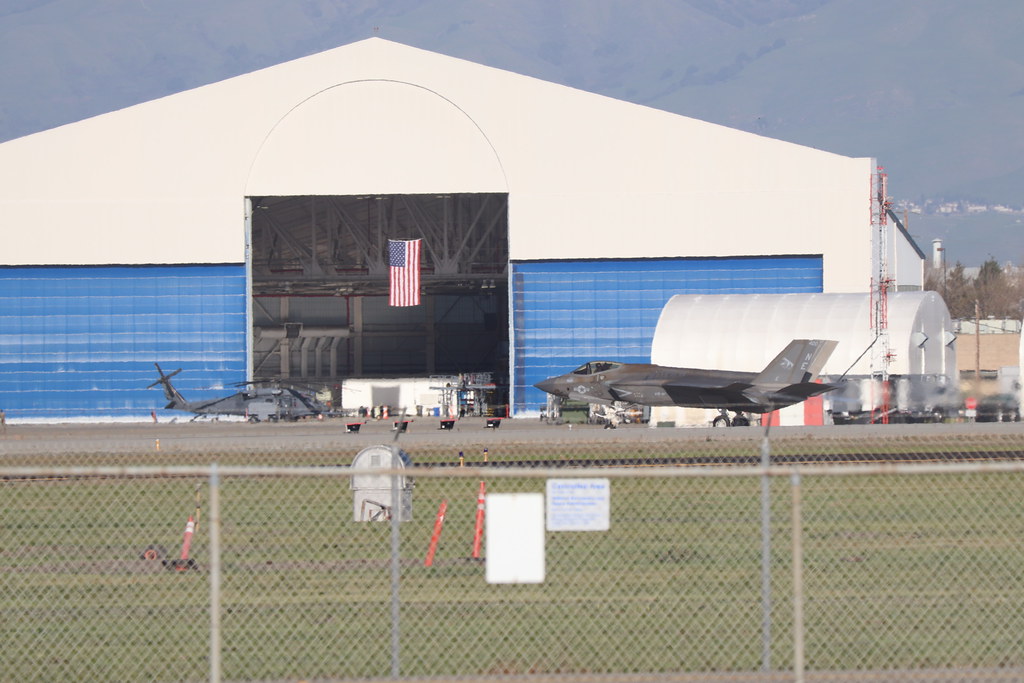 Amerikan Hava Üssü'nde F-35 Savaş Uçağı ve Arkasındaki Büyük Askeri Hangar