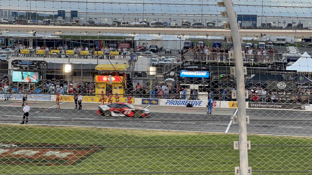 amerikan nascar yarış pistinde hız tutkunu araba ve dolu tribün atmosferi