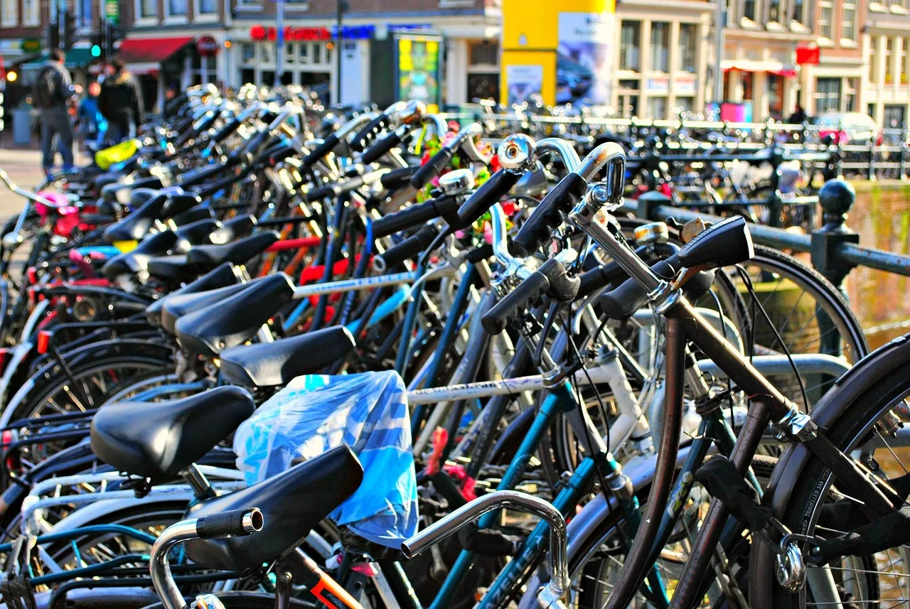 Amsterdam bisikletli şehir manzarası kanallar üzerine