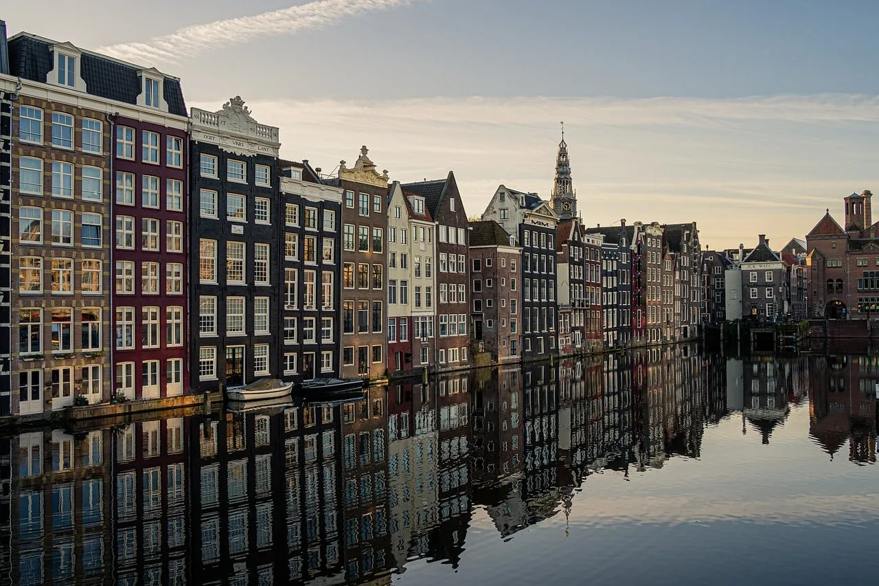 Amsterdam kanal evleri su yansıması manzarası