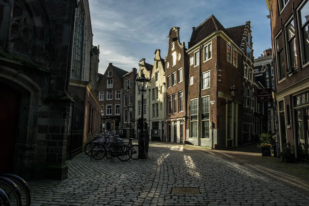 Amsterdam şehir sokağı modern mimari fotoğrafı Amsterdam şehir sokağı modern mimari fotoğrafı