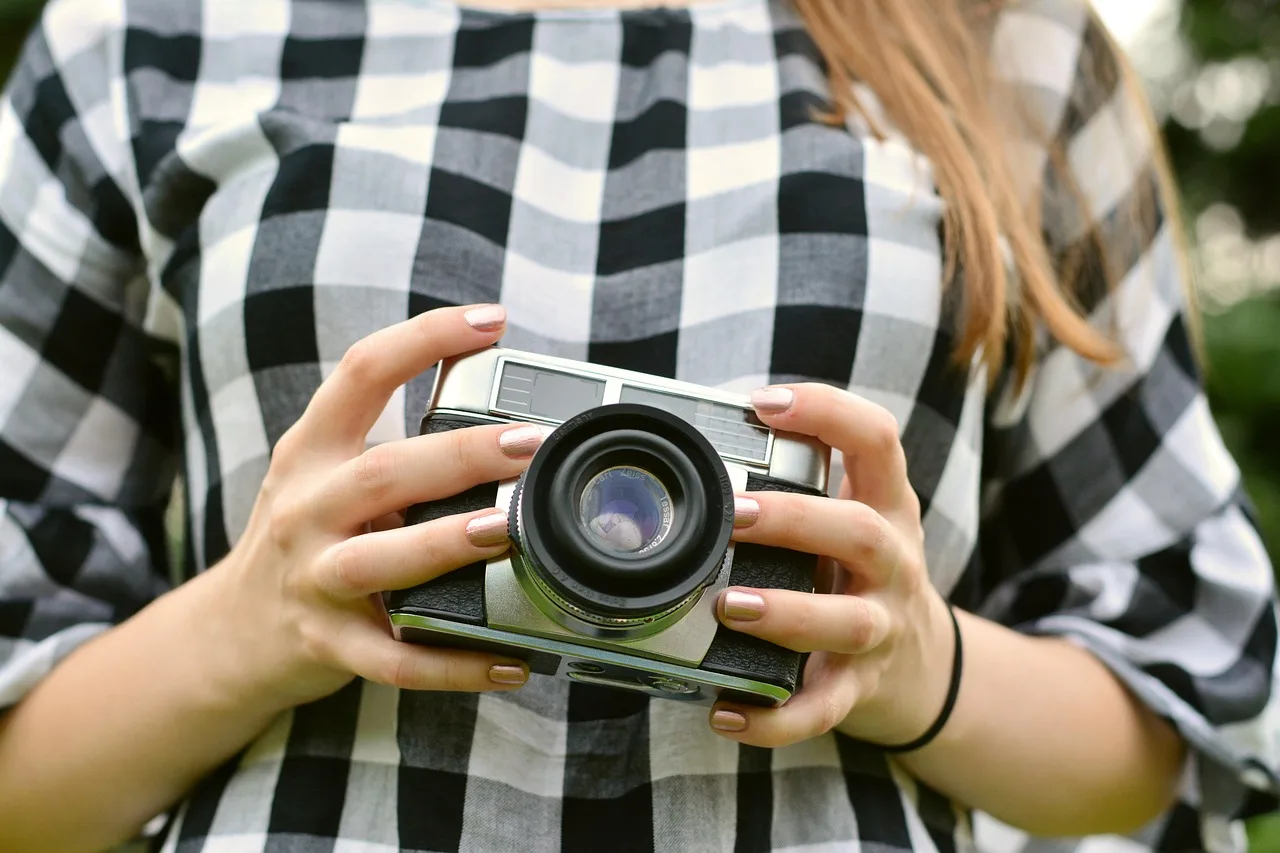 Analog kamera tutan genç kız portresi - nostaljik fotoğraf