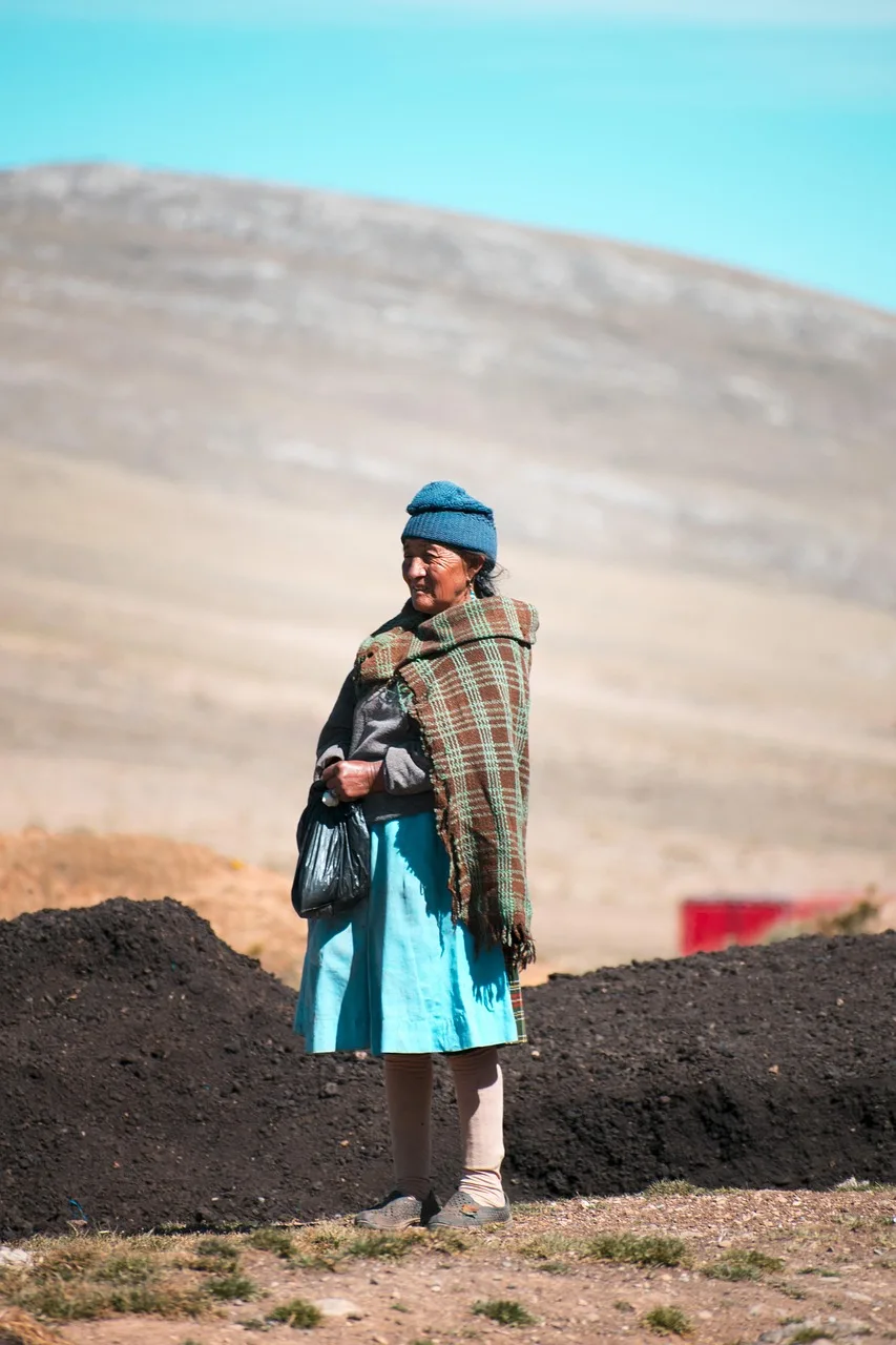 Andes dağları içinde Peruvian çiftçi kadın