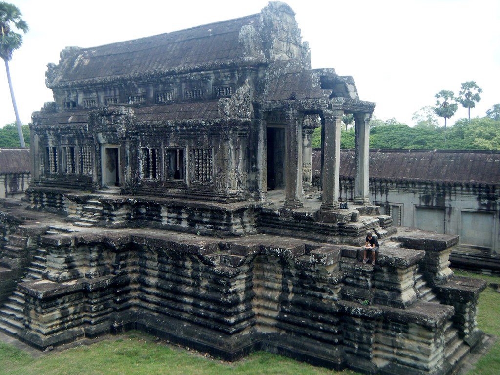 Angkor Wat Antik Tapınağının Etkileyici Taş Basamakları ve Sütunları