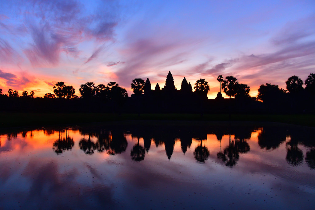 Angkor Wat'ta Eşsiz Gün Doğusu: Göldeki Yansımasıyla Efsanevi Tapınak Silueti