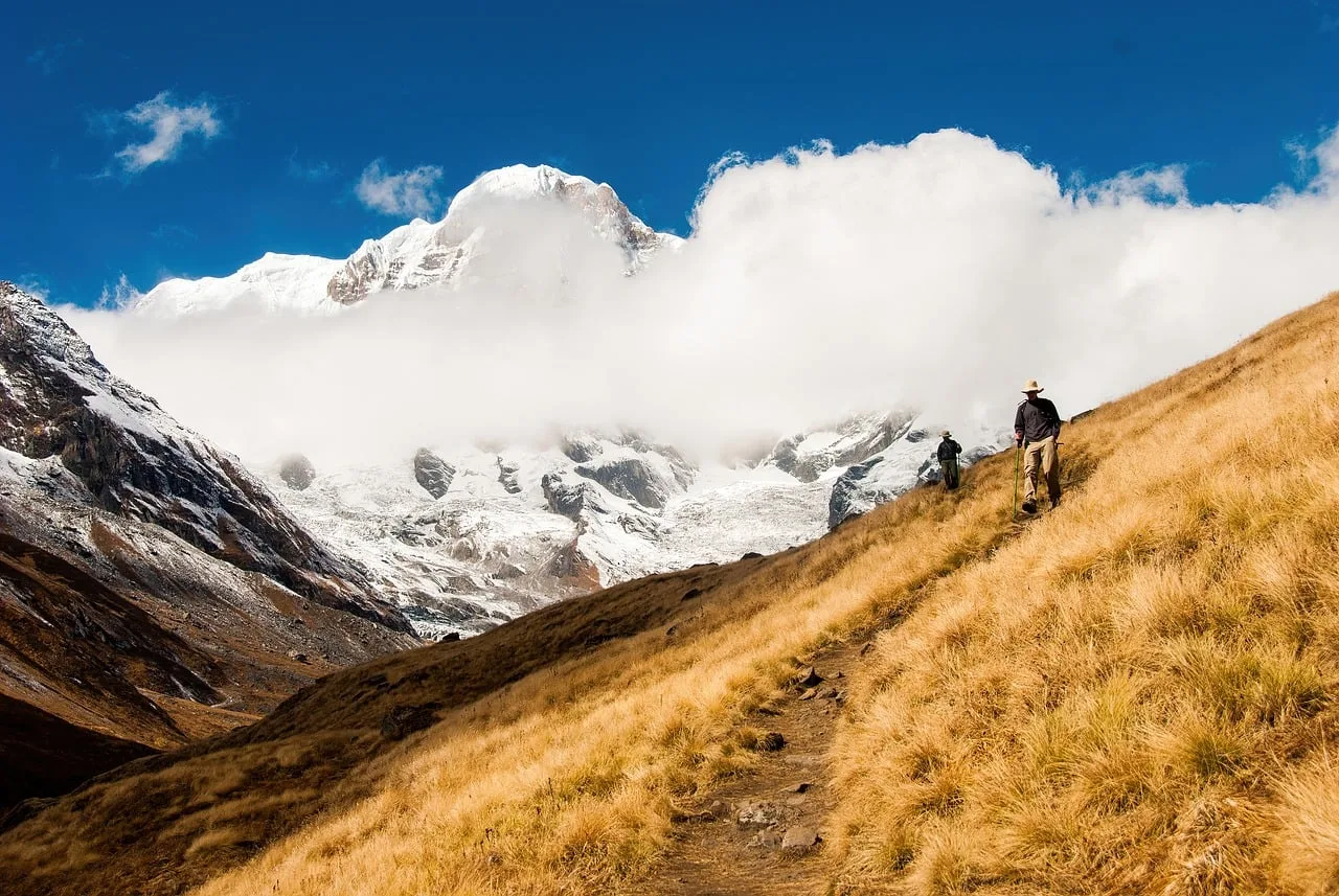Annapurna dağ yürüyüşü - bulutlar altındaki alpin çayır