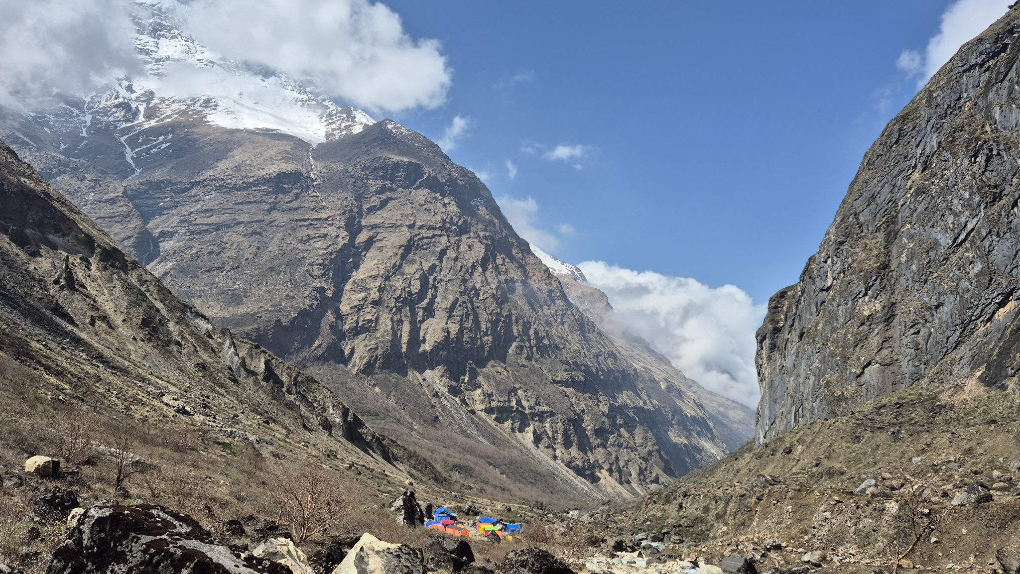 Annapurna Trekking Rotasında Karlı Dağlar ve Renkli Dua Bayrakları