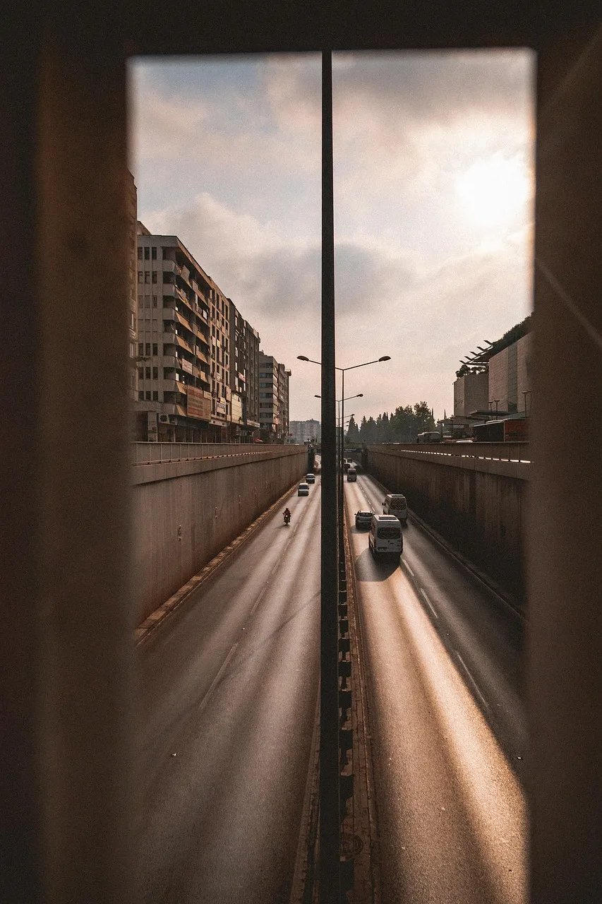 Antalya'da trafik altgeçit ve şehir yolu manzarası