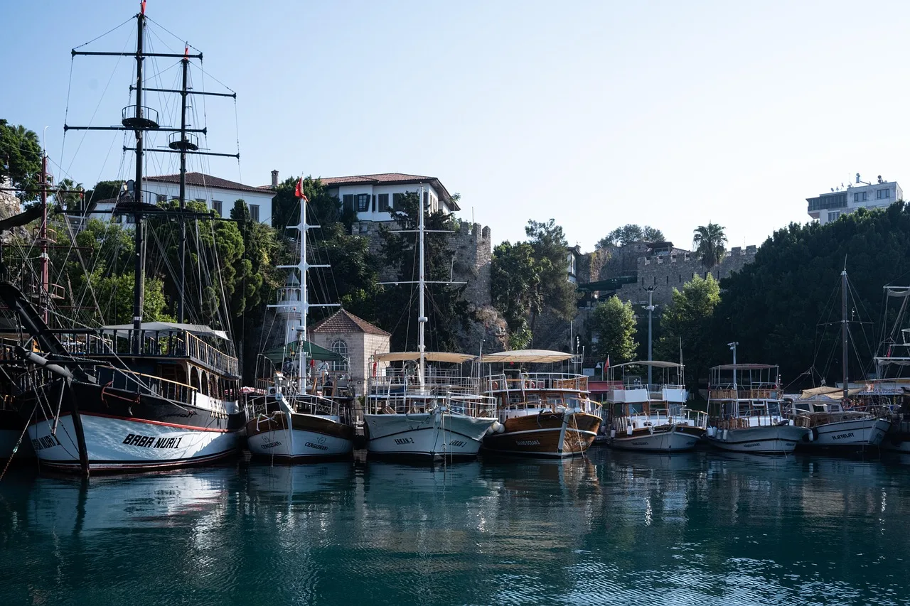 Antalya marina manzaralı tekne fotoğrafı - deniz ve doğa