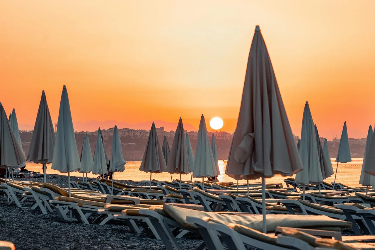 Antalya sahili gün doğumu manzarası - deniz ve doğa