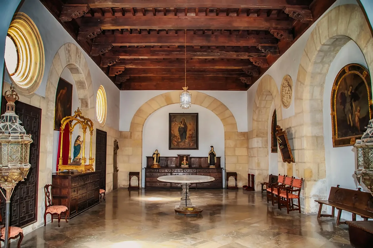 Antik ahşap tavan ışıklı kilise içi fotoğrafı