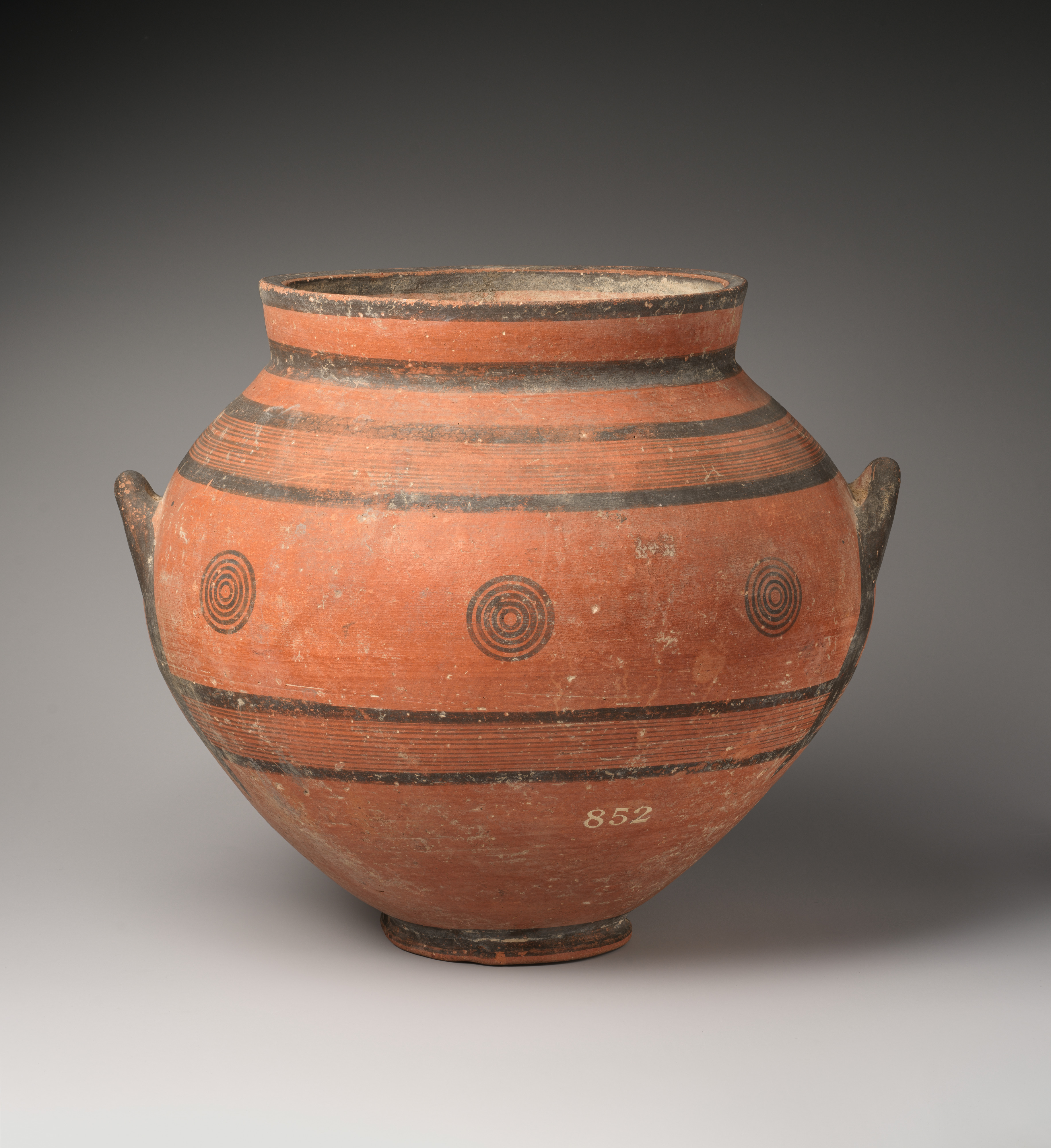 Antik Dönem İkili Kulplu Çizgili ve Dairesel Desenli Terracotta Vazo Eseri
