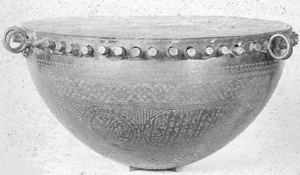 Antik Dönemlere Ait İşlemeli Bronz Kase ve Detaylı Metal Süslemeleri