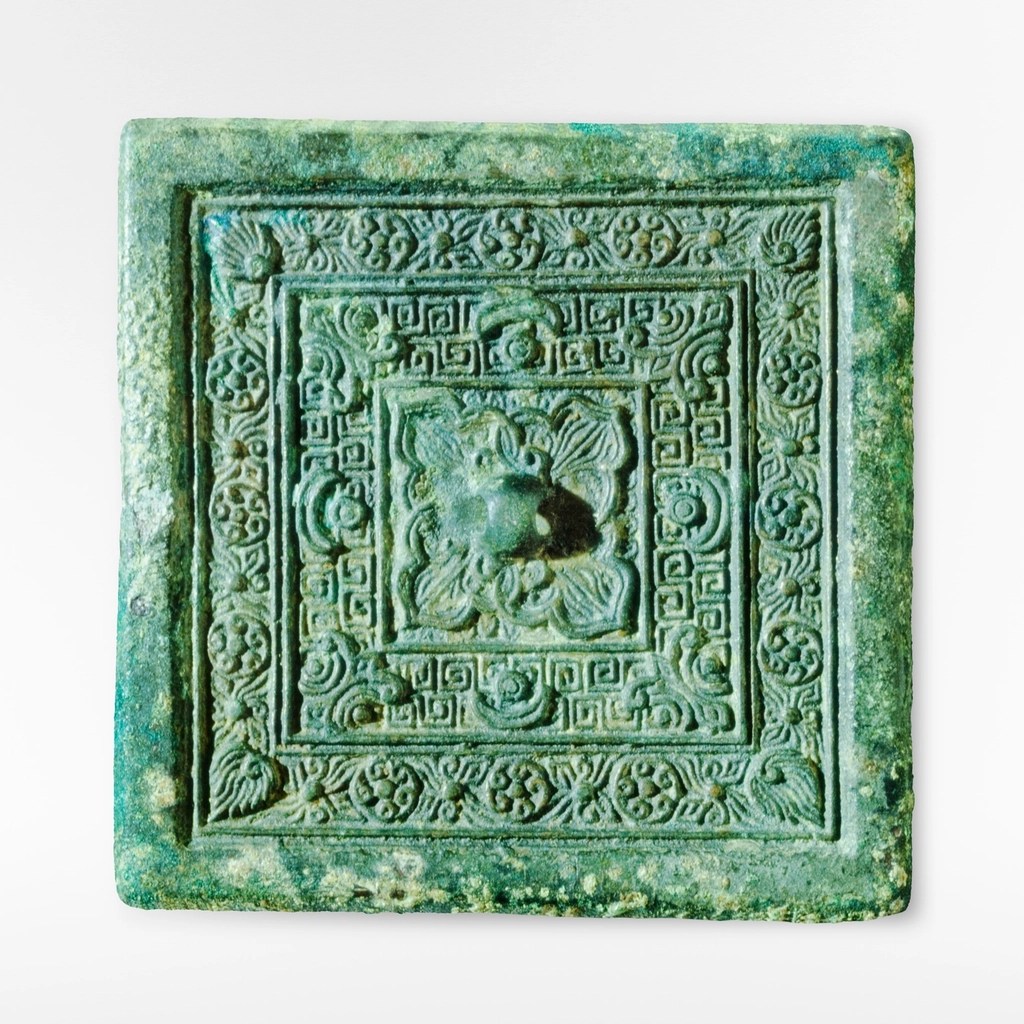 Antik Kare Bronz Ayna: Çiçek Motifli Geometrik Desenler ve Oksit Patina