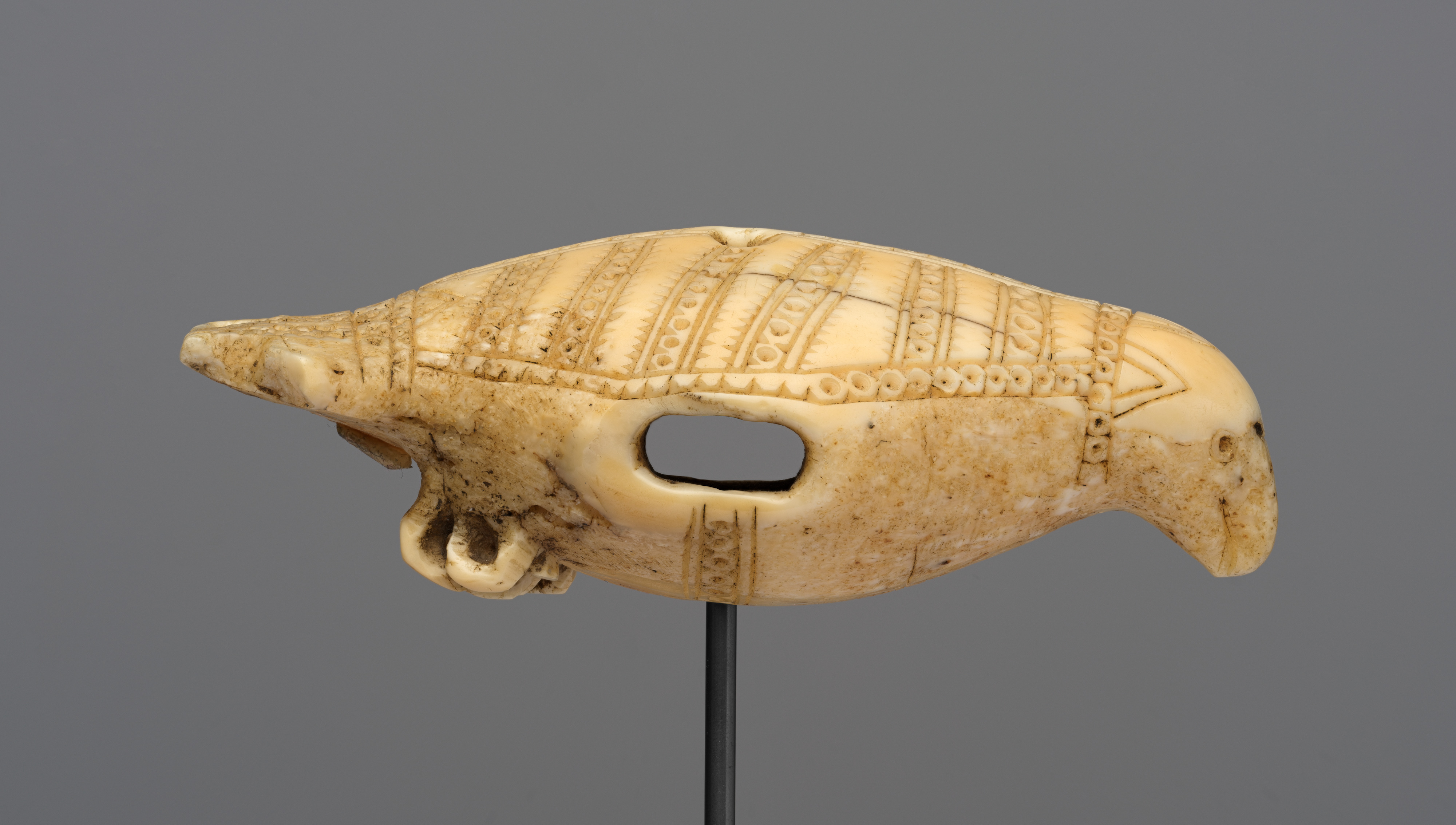 Antik kemik oyma heykelcik: geometrik desenli hayvan figürlü el sanatı ve müze eseri