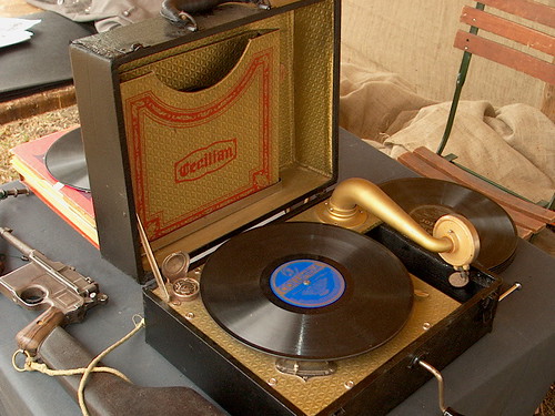 antika bavul tipi gramofon üzerindeki vinil plak ve nostaljik detaylar