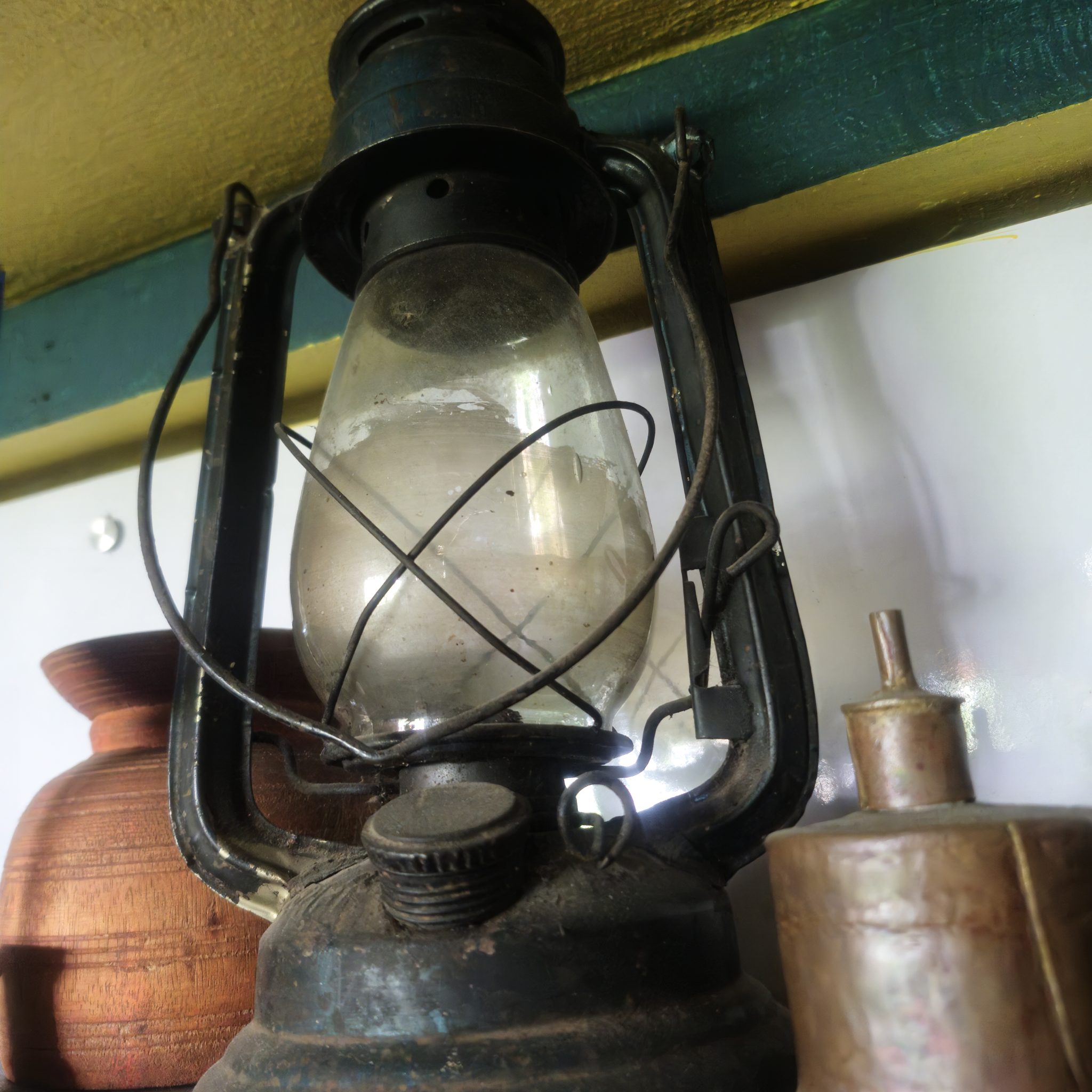 Antika Gaz Lambası ve Toprak Çömleklerle Nostaljik Köy Evi Dekoru