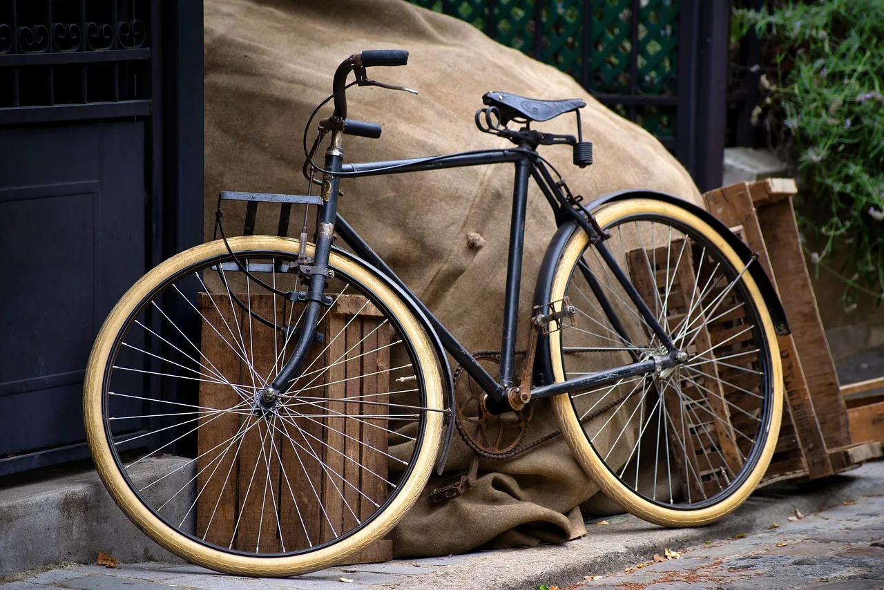 Antika kahverengi bisiklet - eski 1920 model