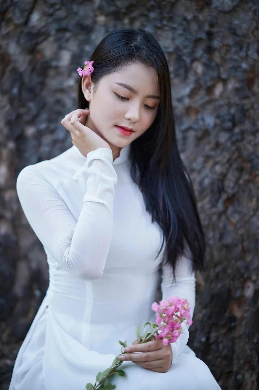 Ao Dai'lı yalnız kız portresi - uzun etek