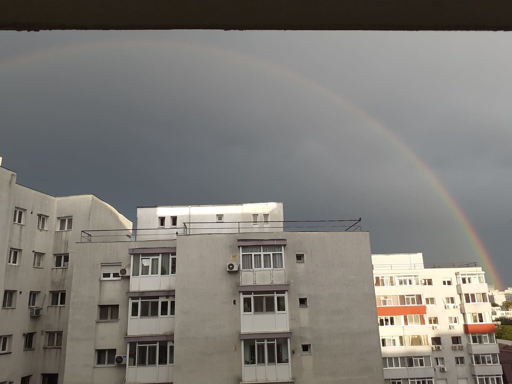 Apartmanların Arasından Görünen Gökkuşağı ve Gri Bulutlu Gökyüzü