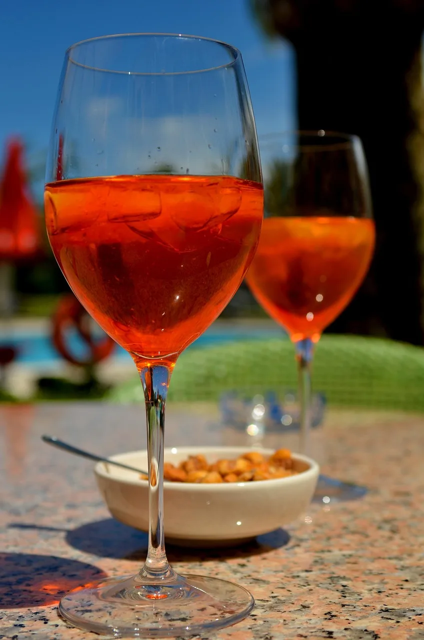 Aperol Spritz kokteyli havuz kenarında yakın çekim