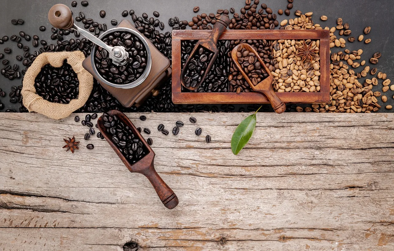 Arabica kahve çekirdeği düz yerleşim - ahşap arka plan