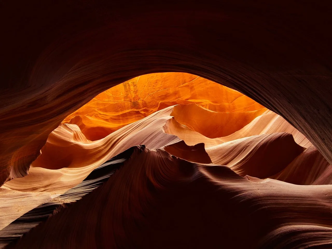 Arizona çölünde kırmızı kayalık gün batımı - çöl manzarası
