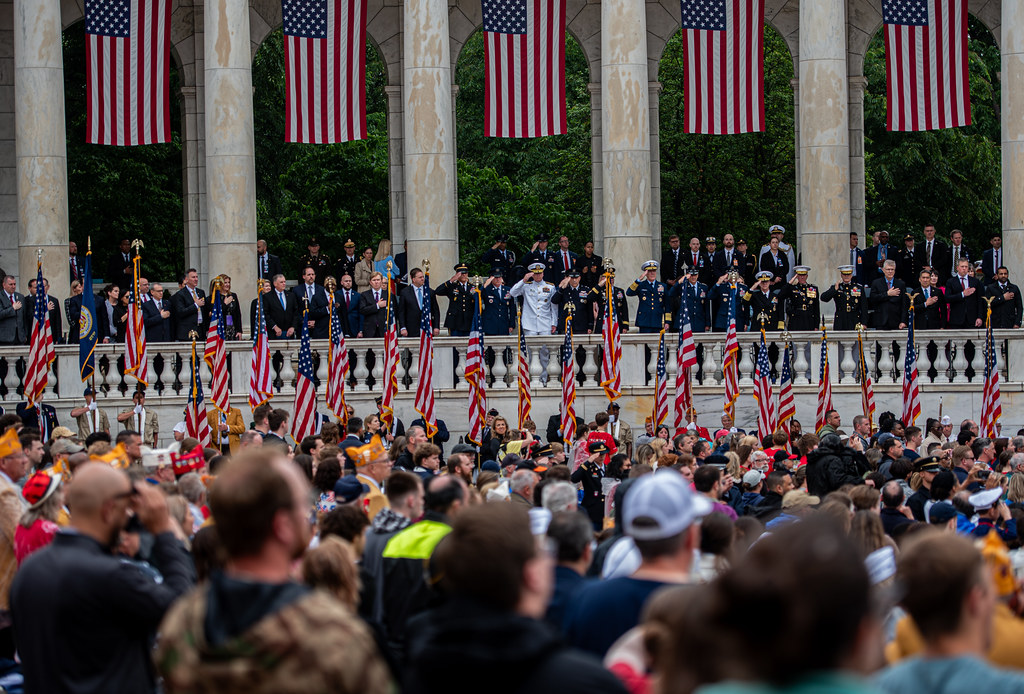 Arlington Anıtı Önünde Amerikan Bayraklarıyla Süslenmiş Resmi Askeri Tören Görüntüsü