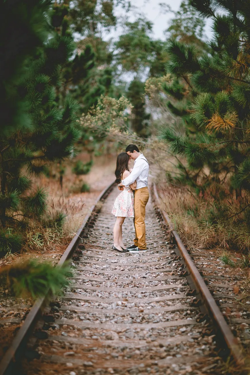 Aşık çift tren yolunda romantik an