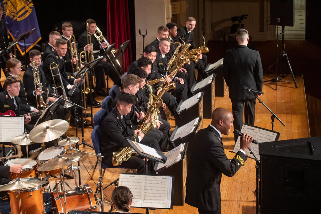 Askeri big band orkestrasının şef yönetimindeki canlı konser performansı