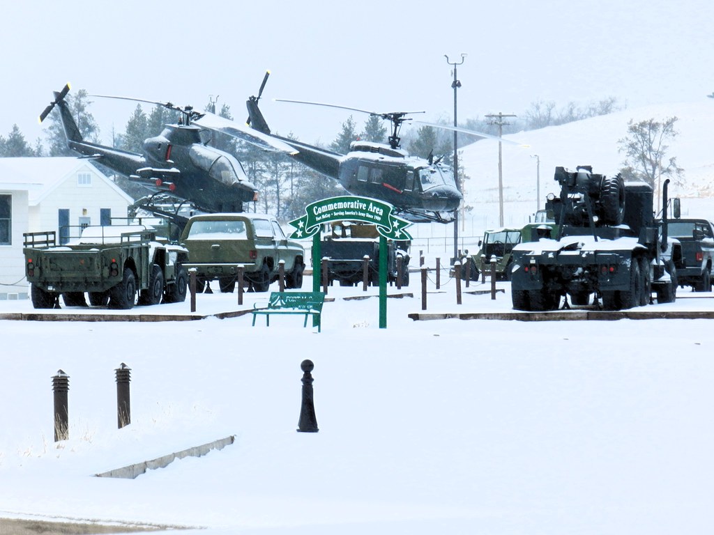 Askeri Helikopterler ve Tarihi Araçların Karlı Günde Sergilendiği Alan