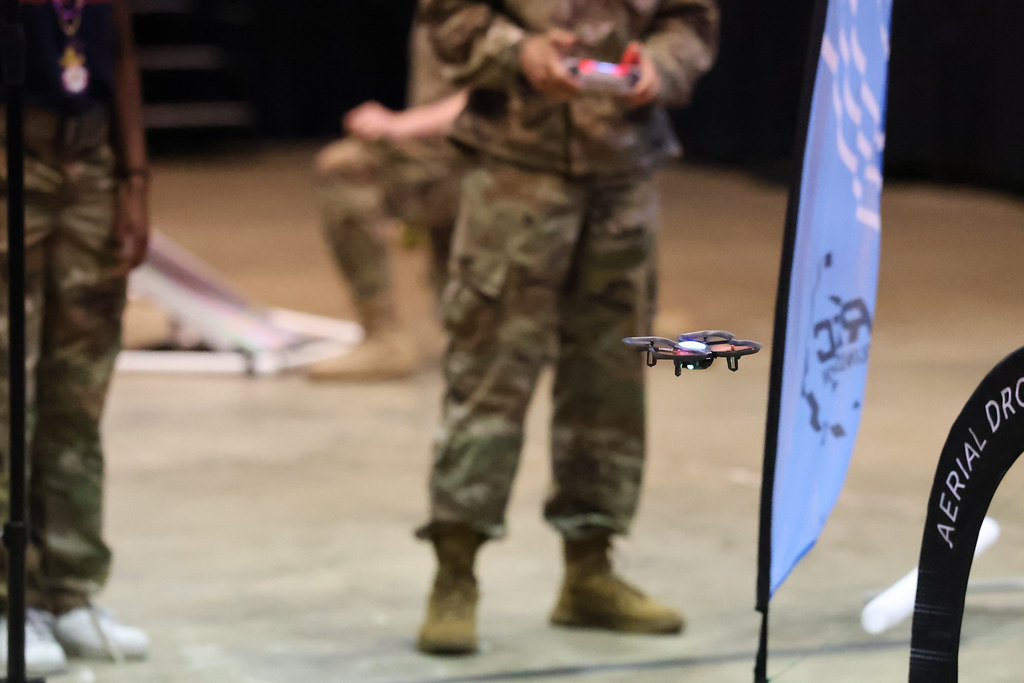 Askeri personelin kapalı mekanda mini drone ile parkur uçuşu yaptığı an