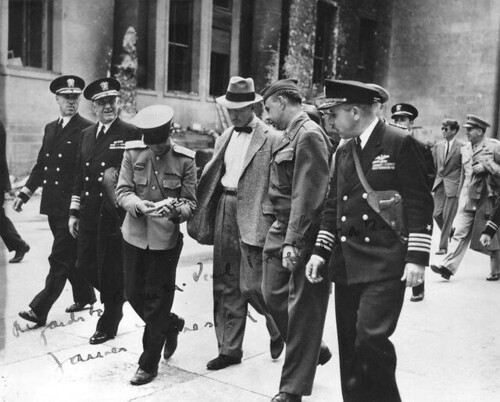 Askeri Üniformalı ve Sivil Giyimli Yetkililerin Tarihi Resmi Yürüyüş Fotoğrafı