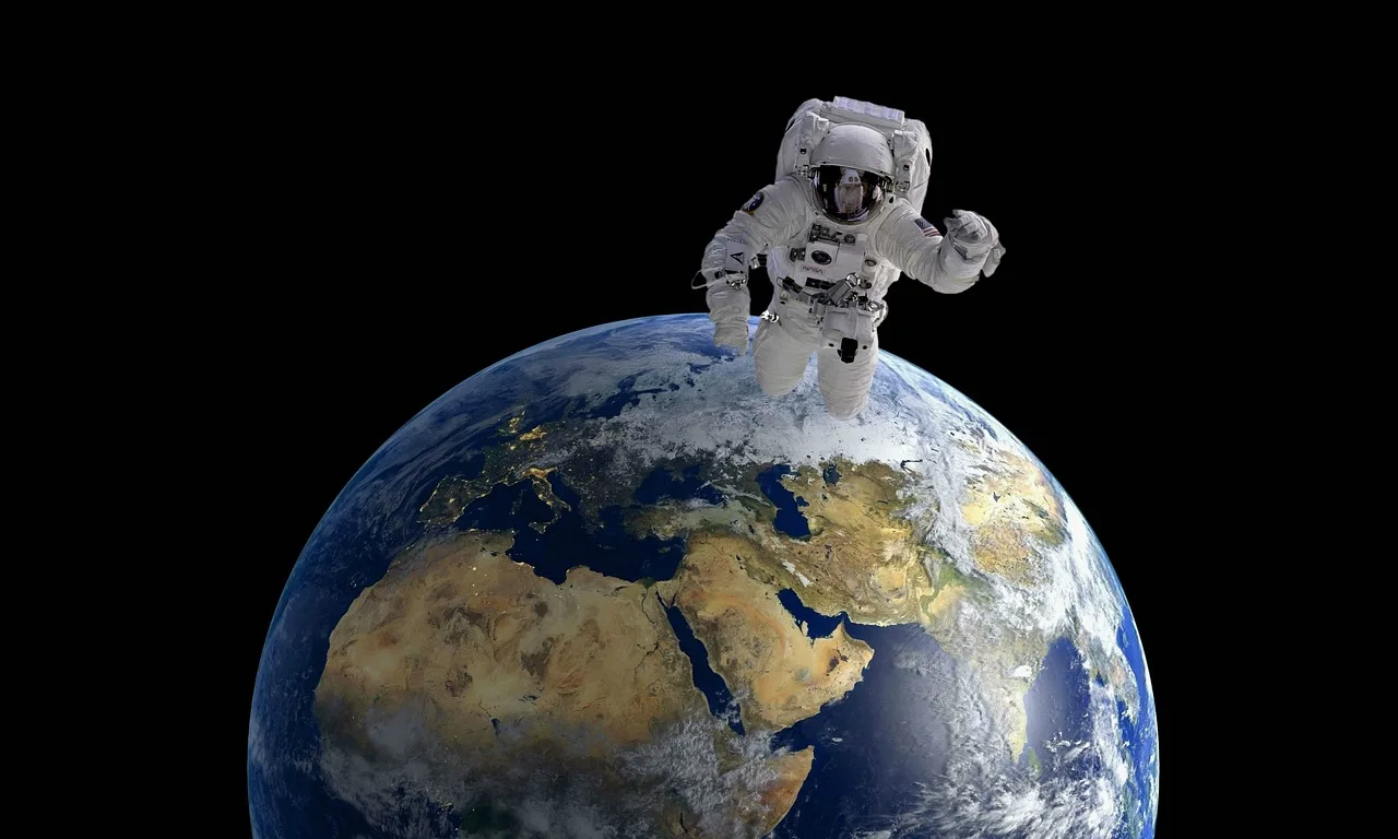 Astronot uzayda gezegen manzarası - keşif