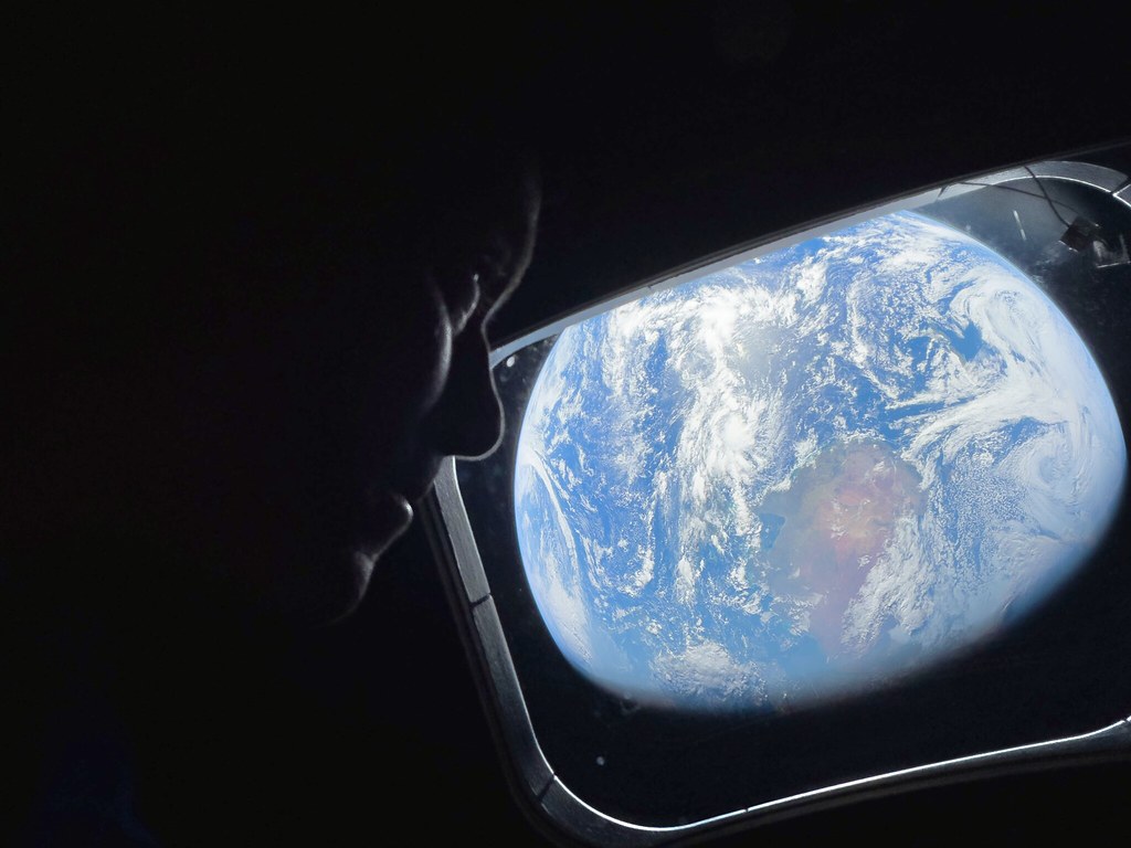 Astronotun Uzay Aracı Penceresinden Görülen Dünyanın Büyüleyici Mavi Küresi