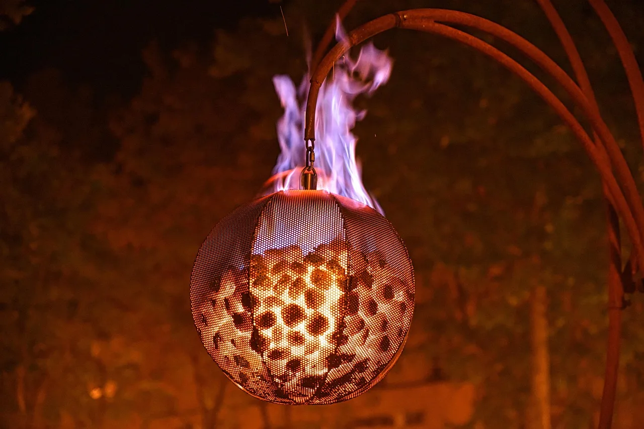 Ateşli fenerli festival gecesi fotoğrafı