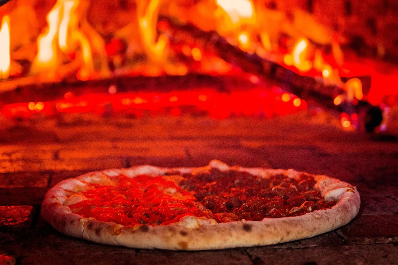 Ateşli odun üstü pizza fotoğrafı - rustik mutfak Ateşli odun üstü pizza fotoğrafı - rustik mutfak