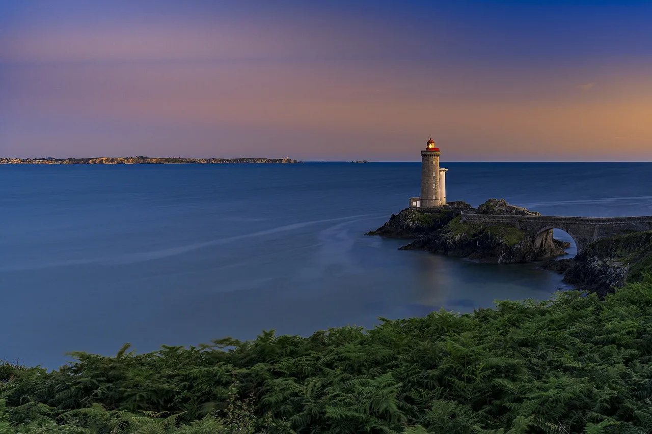 Atlantik kıyısında deniz feneri manzarası - gün batımı