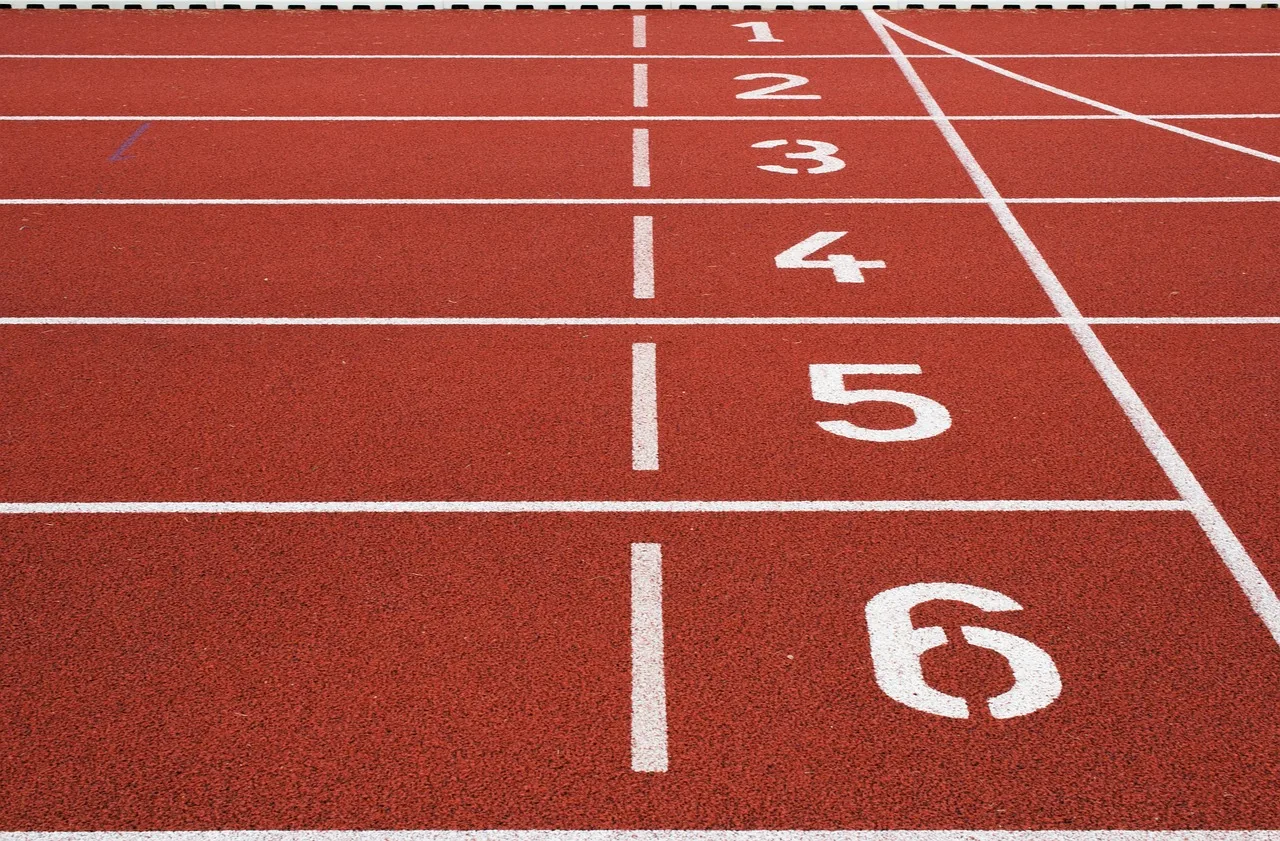 Atletik pistte koşu çizgileri - spor sahası