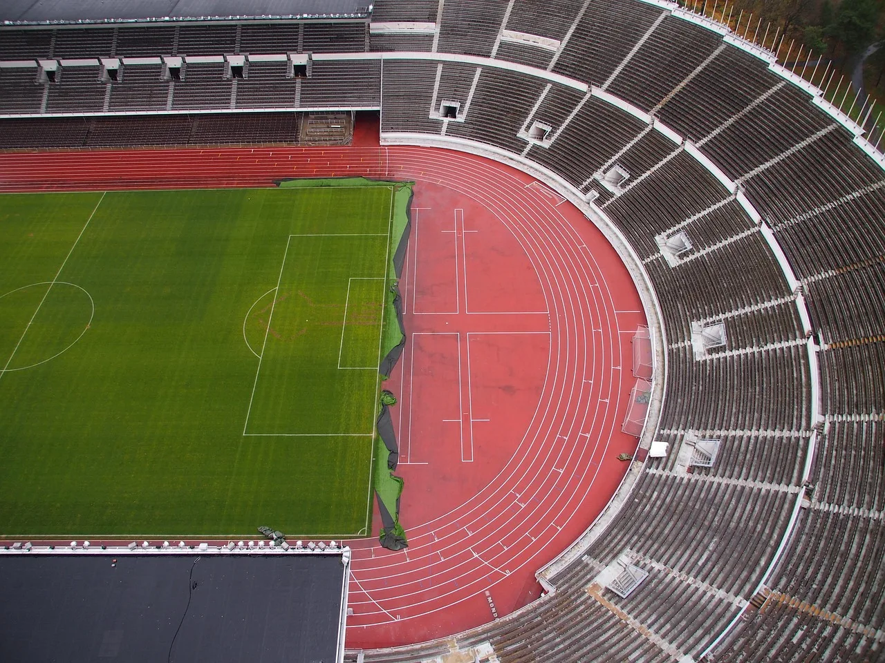Atletizm pisti dairesel stadyum ve tribünler