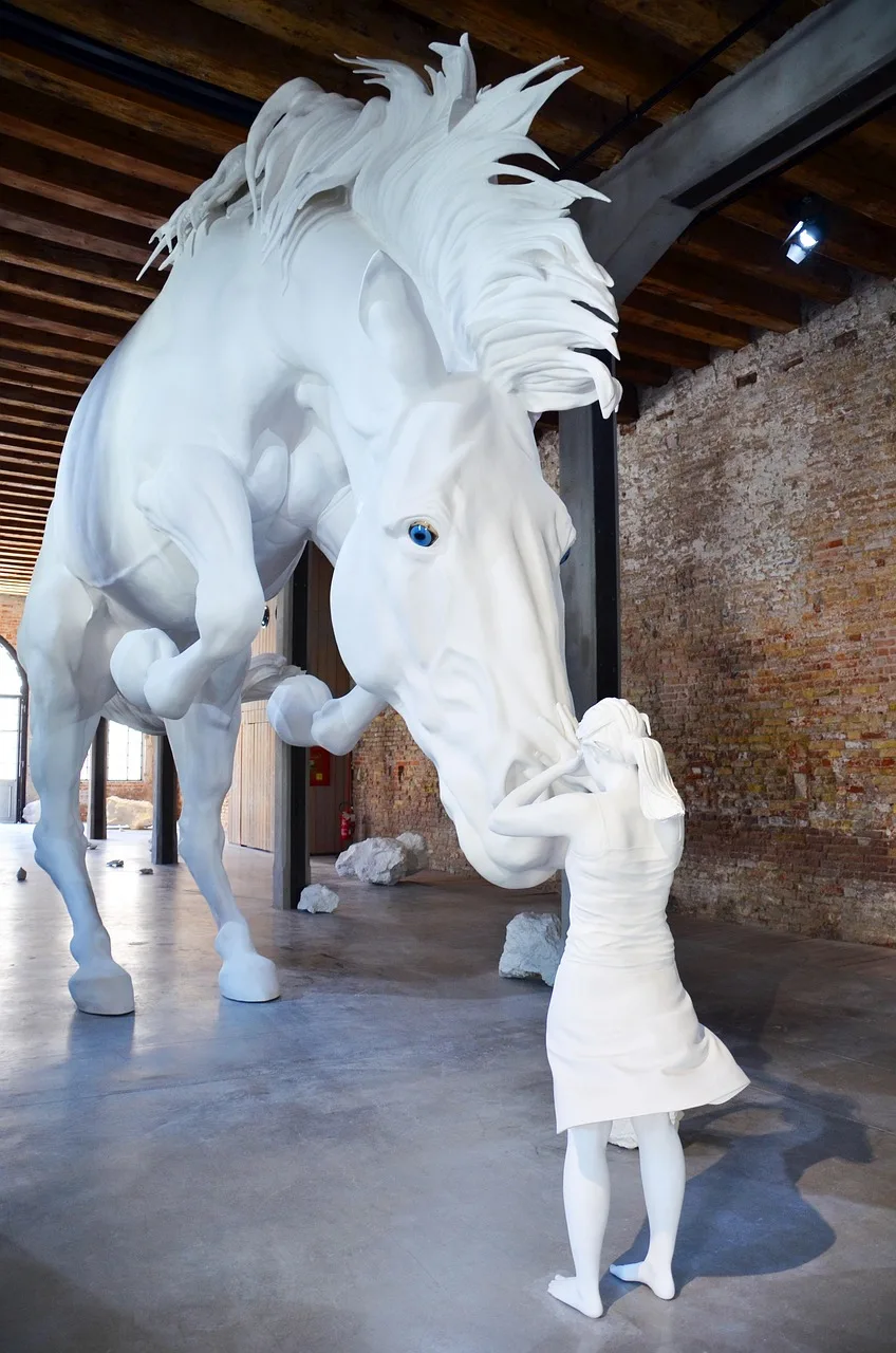 Atlı kız heykeli - beyaz doğa sanat enstalasyonu