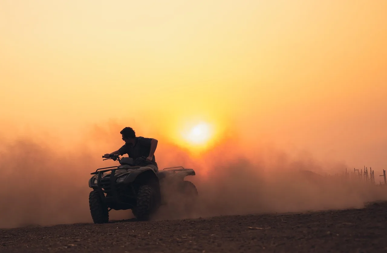 ATV sürüşü alacakaranlıkta - tozlu doğa keyfi