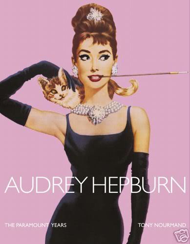 Audrey Hepburn'un İkonik Pembe Vintage Hollywood Poster Portresi ve Kedisi