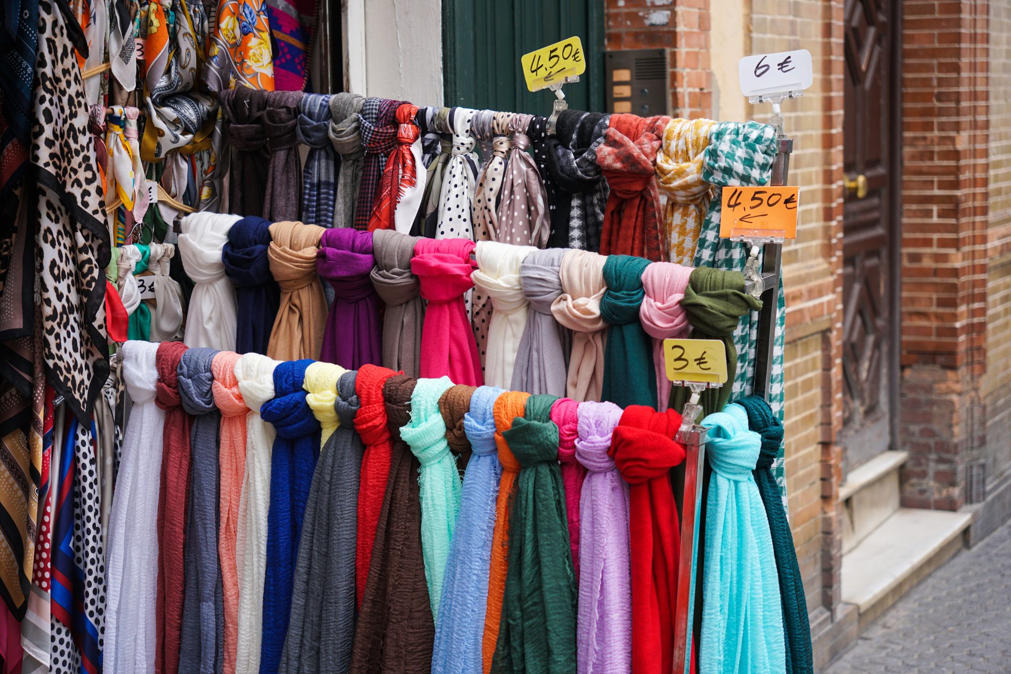 avrupa sokaklarında rengarenk şal ve atkı satan butik dükkan manzarası