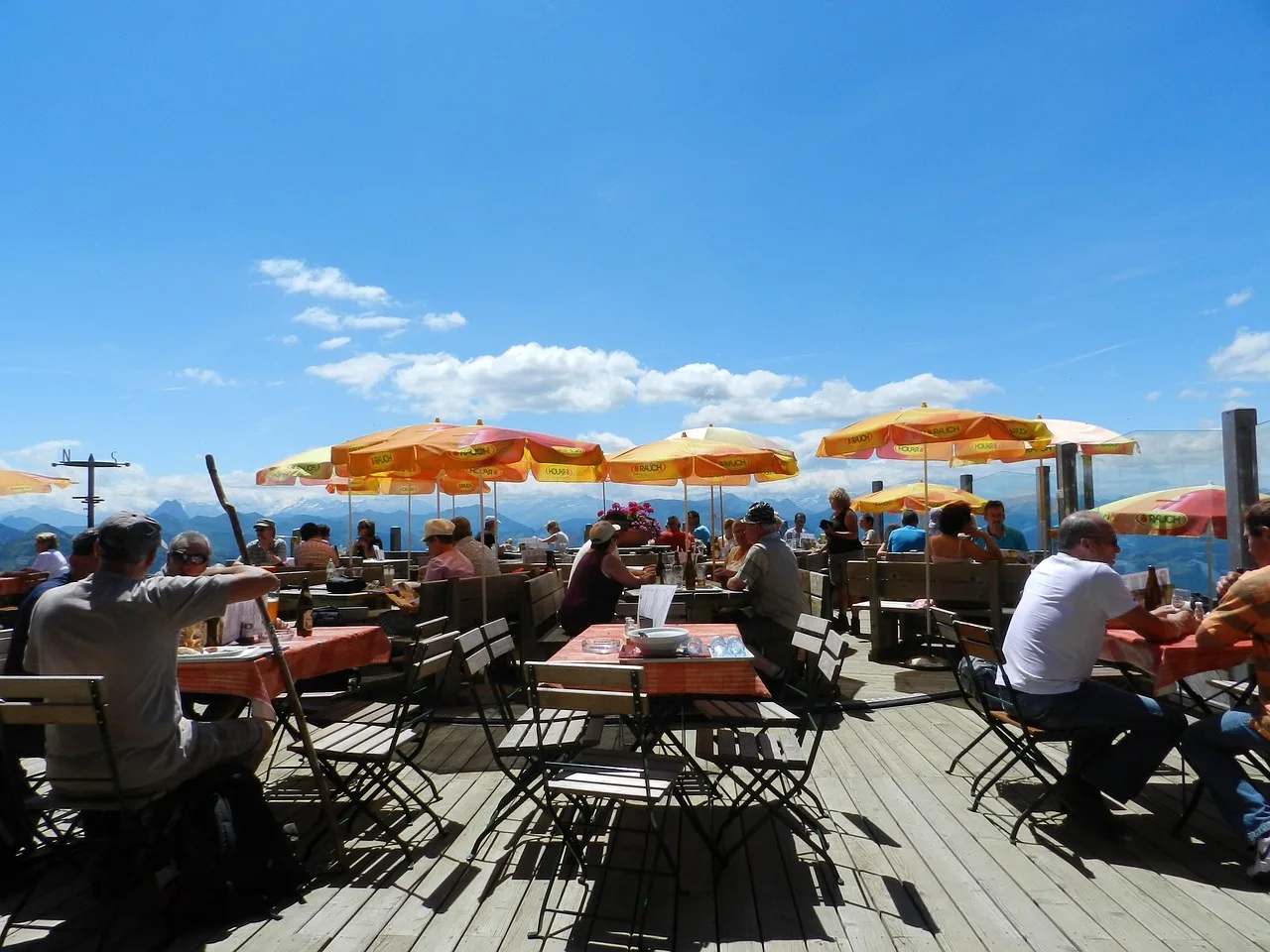Avusturya tarzı restoran şemsiye dizili dış mekan fotoğrafı